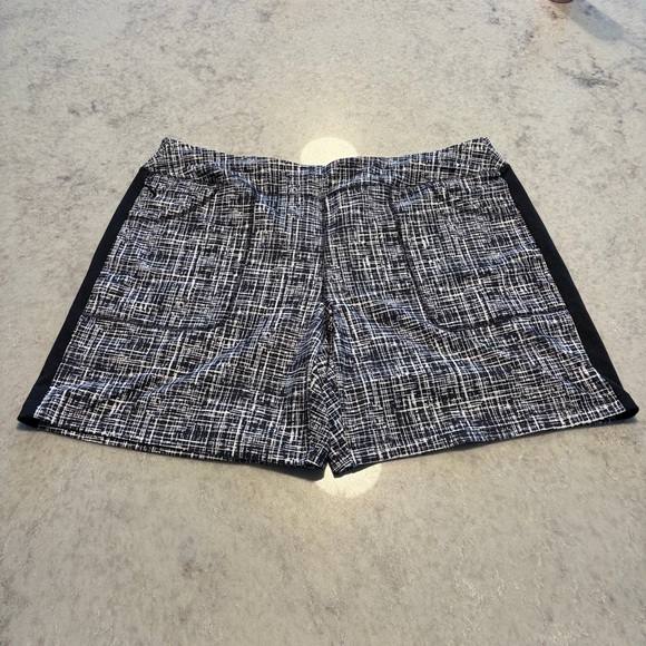 Lands' End Black and White Print Relaxed Fit Active Shorts - Size 1X - Picture 2 of 8